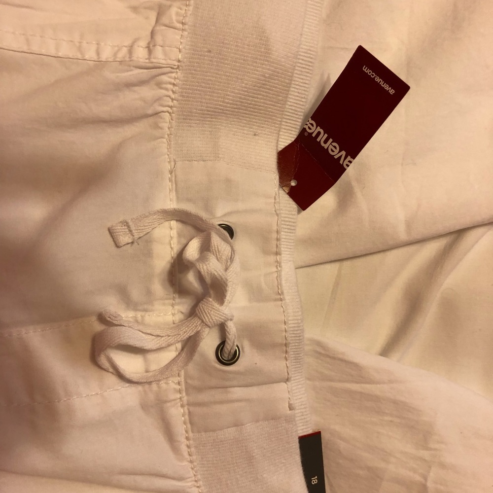 Avenue poplin pull on capris. NWT.